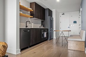 1BR Condo on Rainey St with Pool & Views