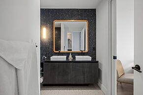 1BR Condo on Rainey St with Pool & Views