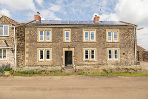 Gorgeous Rural 4BD Farm With Hot Tub