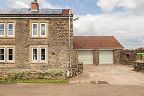 Gorgeous Rural 4BD Farm With Hot Tub