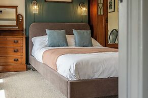 Gorgeous Rural 4BD Farm With Hot Tub