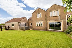 Gorgeous Rural 4BD Farm With Hot Tub