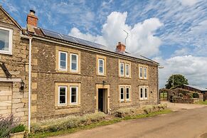 Gorgeous Rural 4BD Farm With Hot Tub