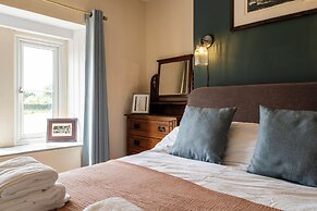 Gorgeous Rural 4BD Farm With Hot Tub