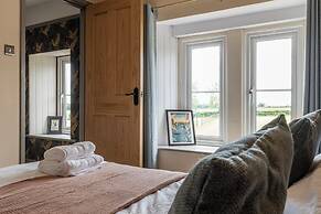 Gorgeous Rural 4BD Farm With Hot Tub