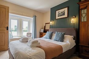 Gorgeous Rural 4BD Farm With Hot Tub