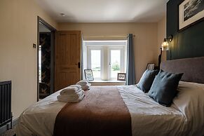 Gorgeous Rural 4BD Farm With Hot Tub