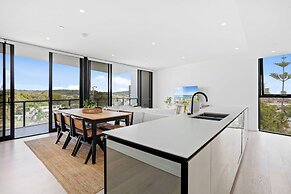 Palm Beach Luxury with Hinterland Views
