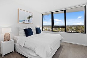 Palm Beach Luxury with Hinterland Views