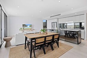 Palm Beach Luxury with Hinterland Views