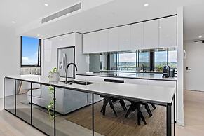 Palm Beach Luxury with Hinterland Views