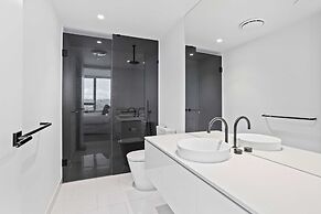 Palm Beach Luxury with Hinterland Views