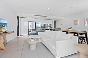 Palm Beach Luxury with Hinterland Views