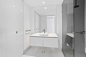 Palm Beach Luxury with Hinterland Views