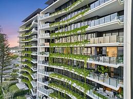 Palm Beach Luxury with Hinterland Views