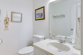 Townhome Near Beach in Galveston: Furnished Patio!