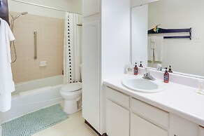 Townhome Near Beach in Galveston: Furnished Patio!