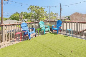 Townhome Near Beach in Galveston: Furnished Patio!