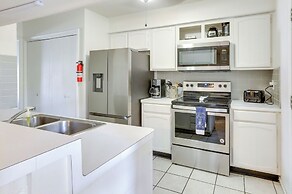 Townhome Near Beach in Galveston: Furnished Patio!