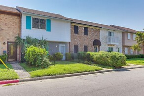 Townhome Near Beach in Galveston: Furnished Patio!