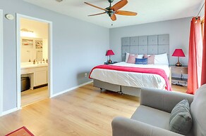 Townhome Near Beach in Galveston: Furnished Patio!