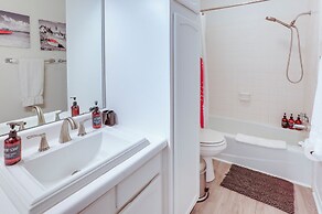 Townhome Near Beach in Galveston: Furnished Patio!