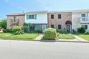 Townhome Near Beach in Galveston: Furnished Patio!