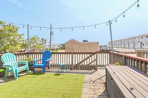 Townhome Near Beach in Galveston: Furnished Patio!