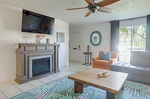 Townhome Near Beach in Galveston: Furnished Patio!