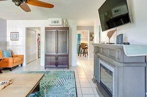 Townhome Near Beach in Galveston: Furnished Patio!