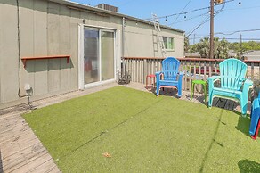 Townhome Near Beach in Galveston: Furnished Patio!