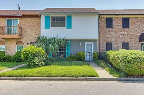 Townhome Near Beach in Galveston: Furnished Patio!