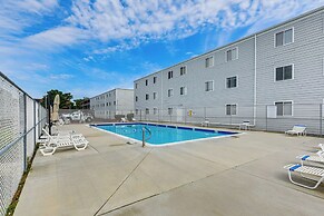 1 Mi to Jolly Roger: Condo w/ Pool in Ocean City!