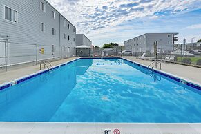 1 Mi to Jolly Roger: Condo w/ Pool in Ocean City!
