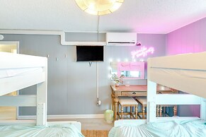 1 Mi to Jolly Roger: Condo w/ Pool in Ocean City!