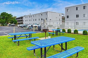 1 Mi to Jolly Roger: Condo w/ Pool in Ocean City!