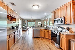 Mountain & Waterfall Views: Stunning Dahlonega Gem