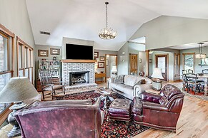 Mountain & Waterfall Views: Stunning Dahlonega Gem