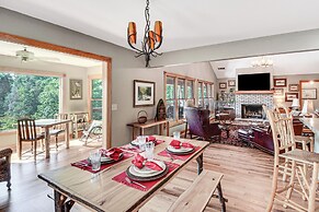 Mountain & Waterfall Views: Stunning Dahlonega Gem