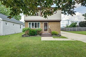 Central Apt in Cheektowaga w/ Private Deck!