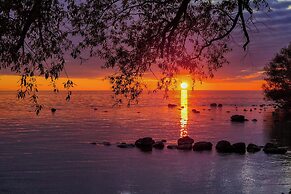 Waterfront Views: Lake Ontario Gem w/ Fireplace