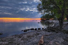 Waterfront Views: Lake Ontario Gem w/ Fireplace
