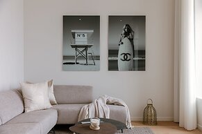 Stunning Seafront Apartment With Modern Comforts and Dike Views