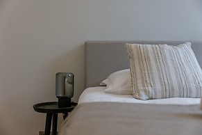 Stunning Seafront Apartment With Modern Comforts and Dike Views