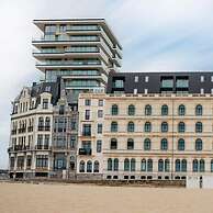 Stunning Seafront Apartment With Modern Comforts and Dike Views