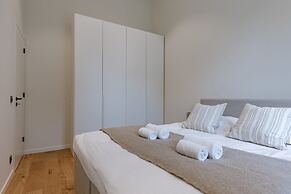 Stunning Seafront Apartment With Modern Comforts and Dike Views