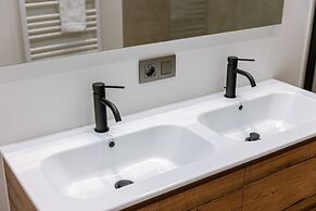 Stunning Seafront Apartment With Modern Comforts and Dike Views