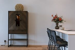 Stunning Seafront Apartment With Modern Comforts and Dike Views