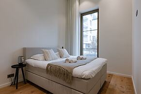 Stunning Seafront Apartment With Modern Comforts and Dike Views