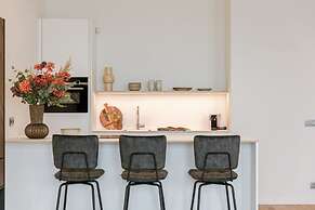 Stunning Seafront Apartment With Modern Comforts and Dike Views